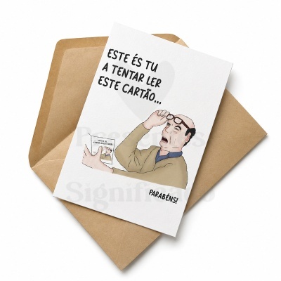 Cartão de felicitações com texto e ilustração humorística junto a envelope castanho