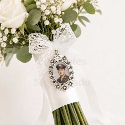 Ramo de flores brancas com medalha prateada e fotografia em uniforme militar