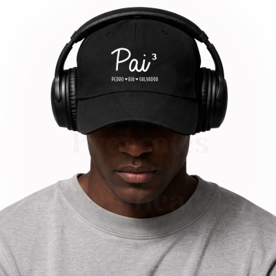 Boné preto com texto branco Pai³ Pedro ♥ Bia ♥ Salvador com auscultadores pretos e camiseta cinza
