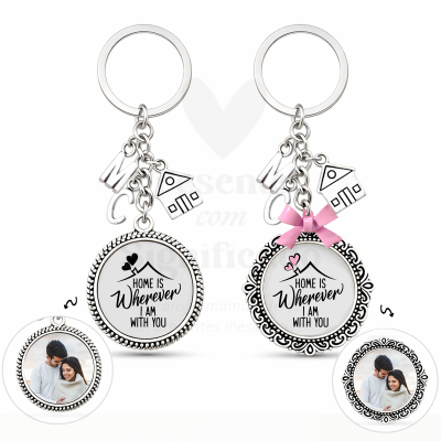 Dois porta-chaves metálicos com pendentes, frase e moldura para foto.