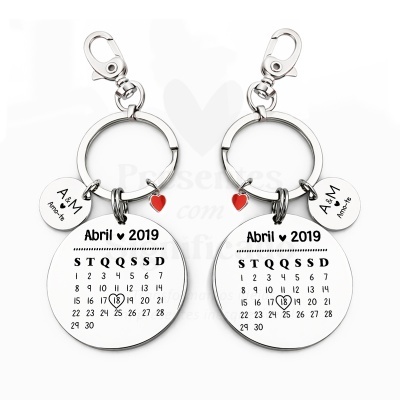 Par de porta-chaves com calendário personalizado e pendente com texto A&M Amo-te e coração vermelho
