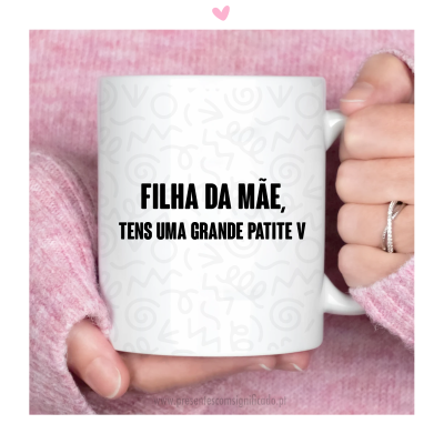 Caneca branca com texto em preto segurada por pessoa com camisola rosa