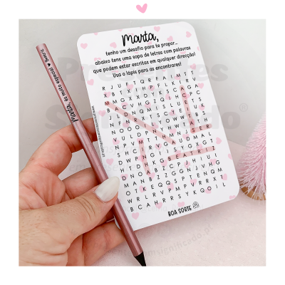 Cartão de sopa de letras personalizado com lápis cor de rosa e decoração de corações