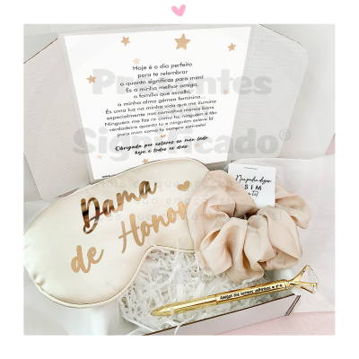 Kit de presente com máscara de dormir, scrunchie, caneta dourada e cartão dentro de caixa aberta