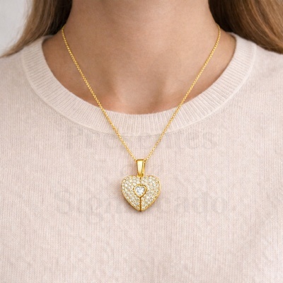 Colar dourado com pendente em forma de coração com pedras