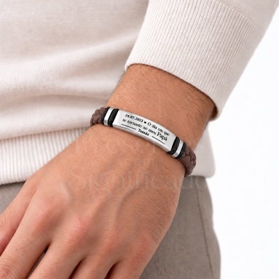 Pulseira masculina com placa metálica gravada no pulso
