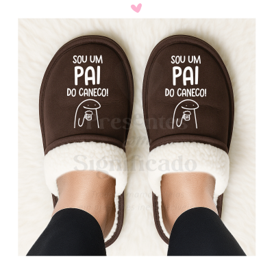 Chinelos castanhos com felpo interior branco e texto humorístico para pai