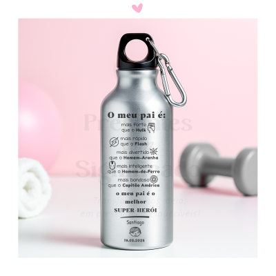 Garrafa desportiva metálica com texto em português sobre super-heróis e nome personalizado Santiago