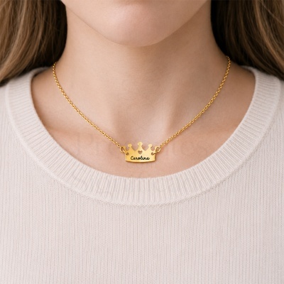 Colar dourado com pendente em forma de coroa e nome Carolina