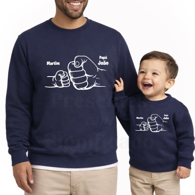 Camisolas azul-marinho com ilustração de punhos e nomes Martim e Papá João