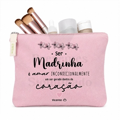 Necessaire rosa com texto para madrinha, contendo pincéis e frascos de maquilhagem
