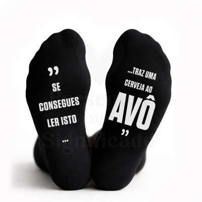 Meias pretas com texto branco divertido nas solas sobre fundo branco