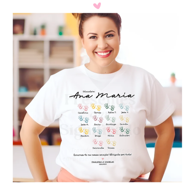 Camisola branca com texto e gráficos coloridos, usada por mulher sorridente