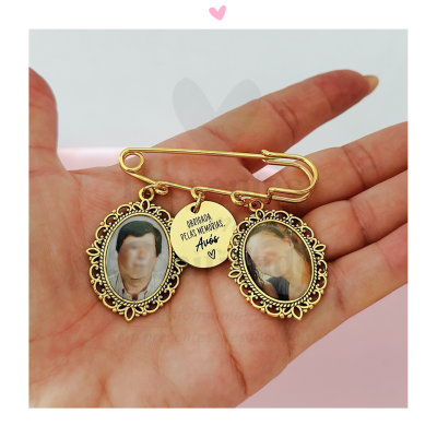 Alfinete de segurança dourado com duas fotos e pendente com texto