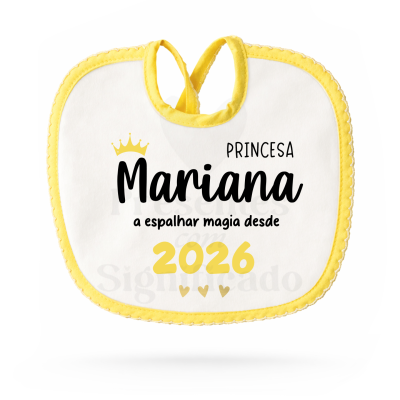 babete branco com bordas amarelas e texto personalizado