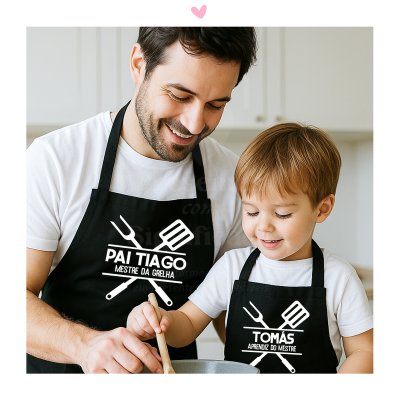 Dois aventais pretos com texto branco usados por homem e criança a cozinhar
