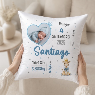Almofada branca personalizada com foto de bebé e texto em azul e cinzento com data e peso do bebé e ilustração de girafa.