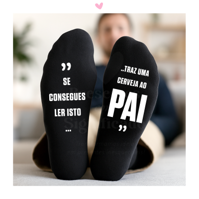 Meias pretas com texto branco na sola e pessoa desfocada ao fundo