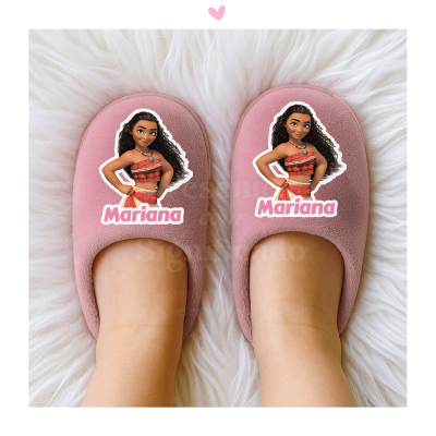 Chinelos cor-de-rosa com Moana e nome Mariana impressos