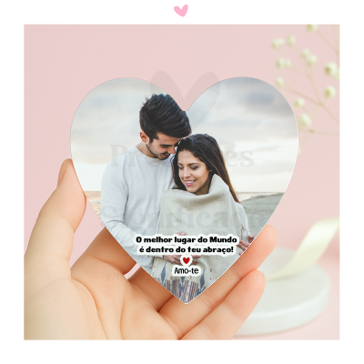 Coração em acrílico com foto de casal e mensagem romântica