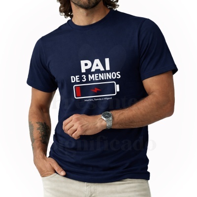 Homem com t-shirt azul marinho com texto e ícone de bateria descarregada