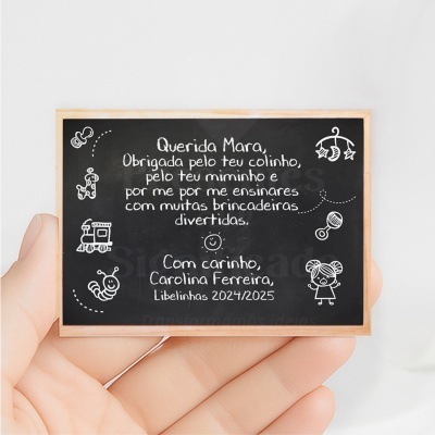 Mini quadro de ardósia com texto escrito à mão e desenhos infantis na moldura de madeira