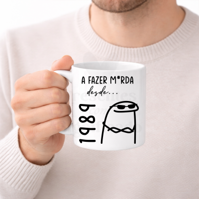 Caneca branca com texto e desenho a preto