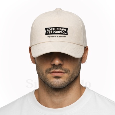 Homem a usar boné bege com texto impresso