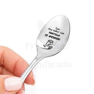Colher prateada com texto e desenho de manteiga de amendoim