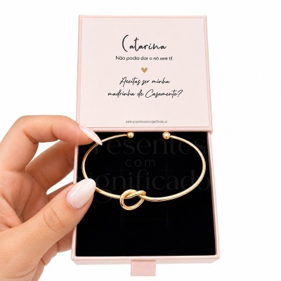 Caixa de presente rosa com pulseira dourada e texto personalizado para madrinha de casamento