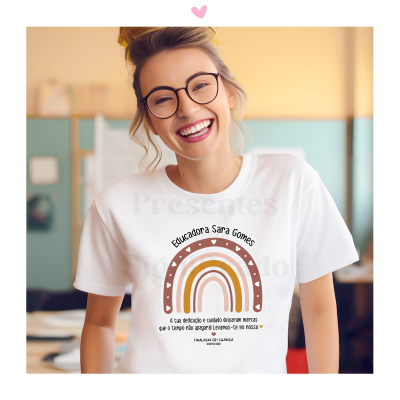 Camisola branca com estampa de arco-íris e texto em português usada por mulher sorridente