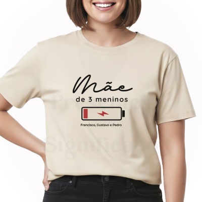T-shirt bege com texto e ícone de bateria descarregada.