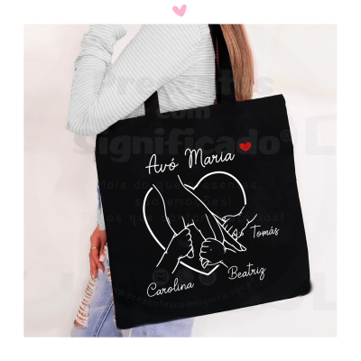 Saco preto com desenho de mãos e nomes brancos e um coração vermelho
