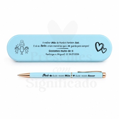 Estojo azul claro com caneta personalizada para avó com texto emotivo e ilustrações de pessoas e corações.