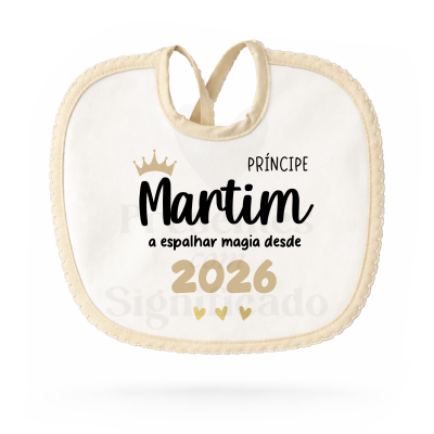 Babete branco com bainha bege e texto personalizado para bebé Martim