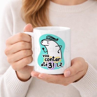 Caneca branca com ilustração e texto colorido