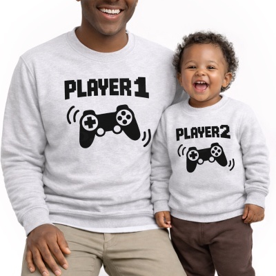 Sweatshirts cinza claro com design preto de comandos de videojogo e texto PLAYER 1 e PLAYER 2.
