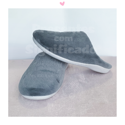 Par de pantufas cinza e branco em tecido felpudo