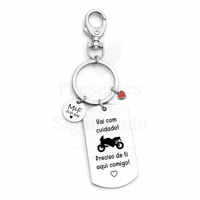 Porta-chaves prateado com pendentes de círculo, coração vermelho e placa retangular com texto em português e imagem de mota