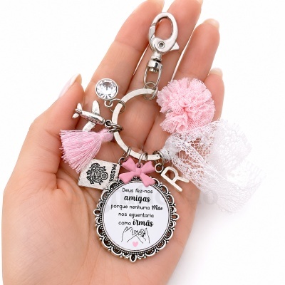 Malaio prateado com pendentes em rosa e branco e texto afetuoso