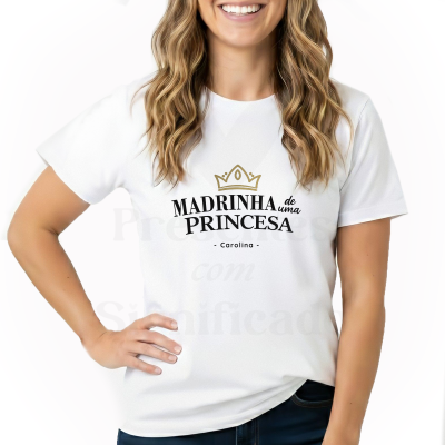 T-shirt branca com texto e coroa dourada