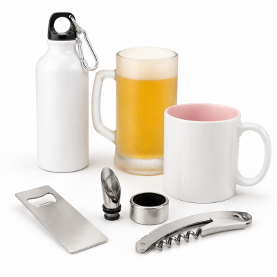 Conjunto de garrafa térmica branca, caneca de cerâmica, caneca de vidro com cerveja e acessórios metálicos para bebidas