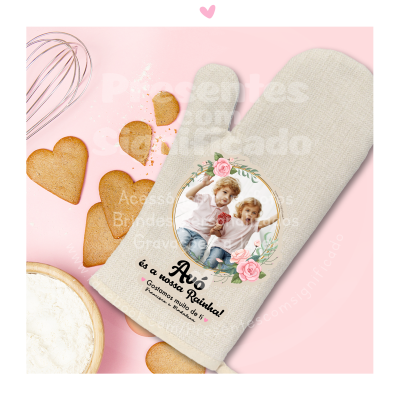 Pega-luvas de cozinha bege com foto e texto para avó, rodeado de biscoitos em fundo rosa