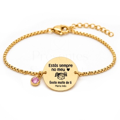 Pulseira dourada com pendente redondo gravado e pendente com pedra rosa