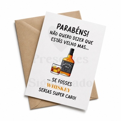 Cartão de felicitações com ilustração de garrafa de whiskey e copo, texto humorístico em português, envelope castanho
