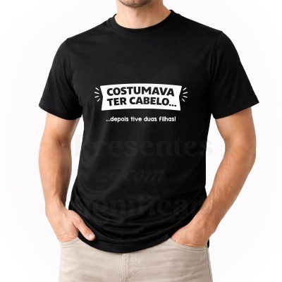 T-shirt preta com texto humorístico em branco