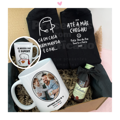 Conjunto de presente com t-shirts, caneca personalizada e pequeno frasco dentro de caixa de cartão