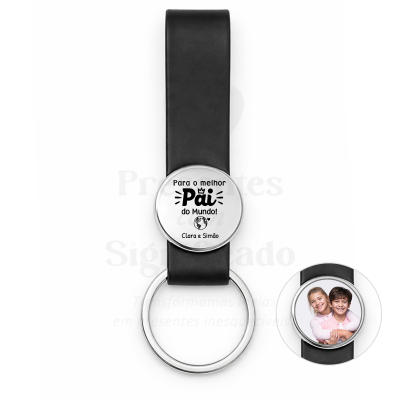 Porta-chaves preto com placa circular personalizada com texto e foto de crianças