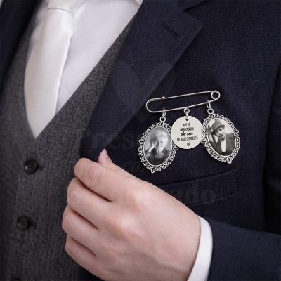 Alfinete com fotos e frase pendurados no fato azul escuro