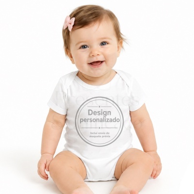 Bebé sorridente com body branco e laço rosa no cabelo